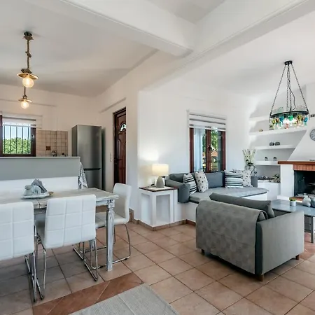 Apteramare Tradidtional House 'new Listing' *