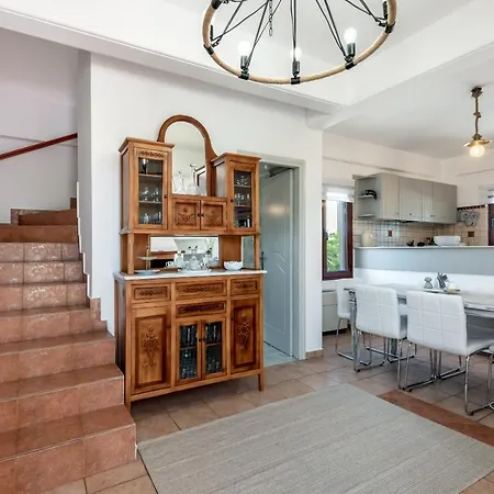 Apteramare Tradidtional House 'new Listing 2022'