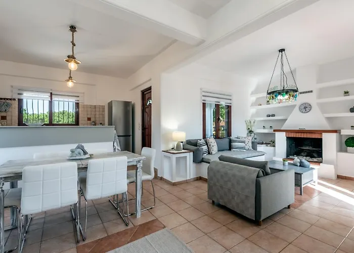 Apteramare Tradidtional House 'new Listing' *